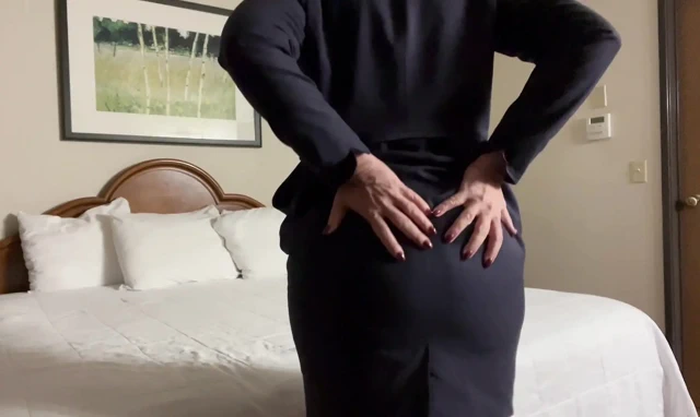 Fa Fiona otel odasında yastıkla biraz eğleniyor