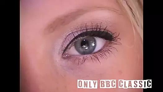 Sarışın Avrupalı hatun bibi fox 2 büyük siyah yarağı içine alıyor