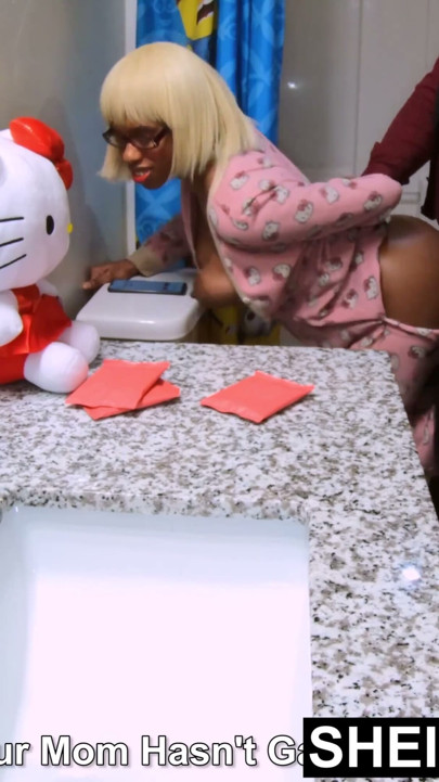 4k, üvey babam beceriksizce bana küvetin tepesinde seks yapmayı öğretiyor, yaramaz siyah bebek Kasım becermeyi öğreniyor | Klip 1
