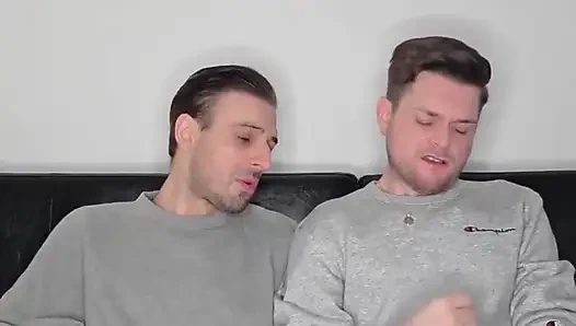 Asılı sünnetsiz brotosh delikanlılar yan yana mastürbasyon yapıyor