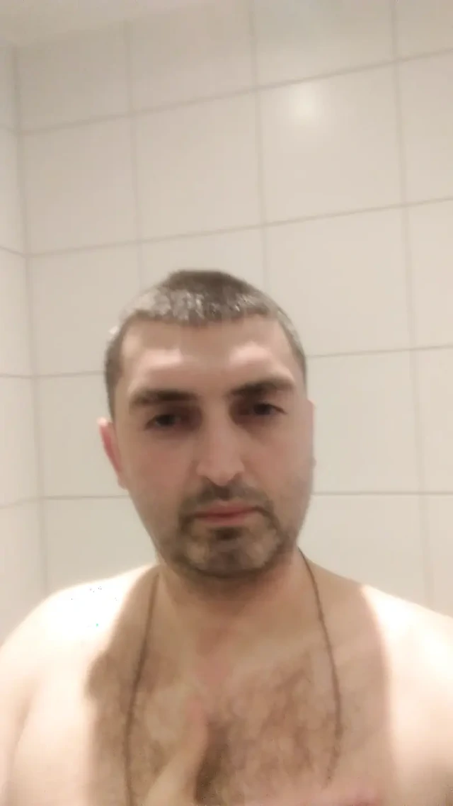 Duş alıyorum ve sikimle oynuyorum.