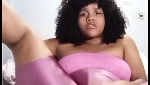 Тряска большой задницы и волосатая киска сквиртует