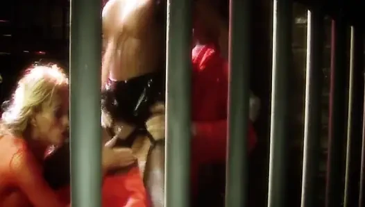 Doyumsuz vahşi sahne 1_a birkaç büyük memeli sarışın orta yaşlı seksi kadın bir mahkumla üçlü seks yapıyor