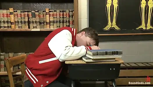 Büyük yaraklı sporcu biyoloji öğretmeni tarafından sikiliyor ve şaplaklanıyor