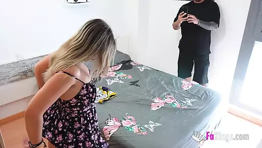 Güzel götlü ateşli sarışın labonia güzel vücudunu görmemizi istiyor!