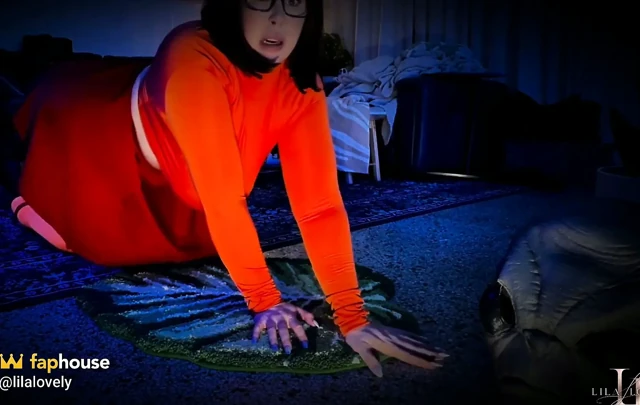 Jinkies, ben körüm! Velma'nın cadılar bayramında kalın canavar yarakla anal sikişiyor
