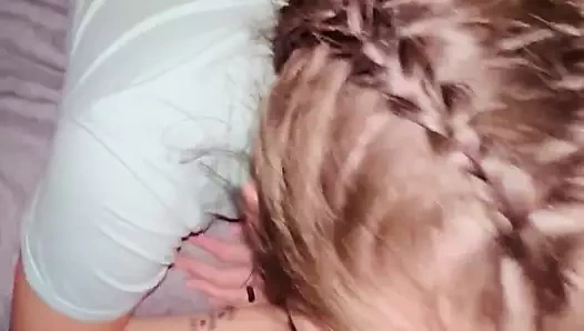 Büyük zenci yarağını ağzına alan ve ağzına alan beyaz bir sürtükle sinsi bağlantı