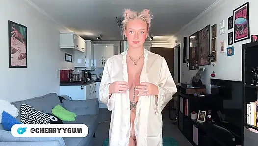 Tombul genç kız transparan mikro bikinili çıplak