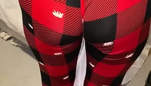 Melove sıkı kırmızı ve siyah pantolonlu seksi göt