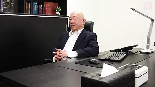 Son derece annelik düşkünü üvey kız bebek sapık üvey babasını h-cup göğüsleriyle emziriyor ve ayakla besleniyor!