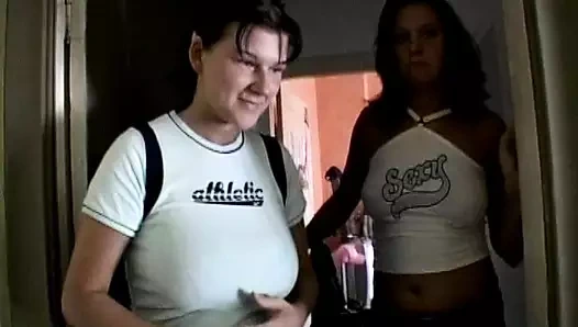 İki yaramaz Alman kız mastürbasyon yaparken filme alınıyor