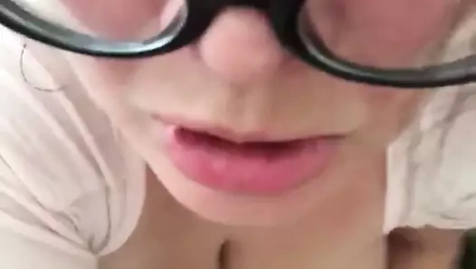 Amy l.- şişman götlü büyük memeli amcığını sikiyor