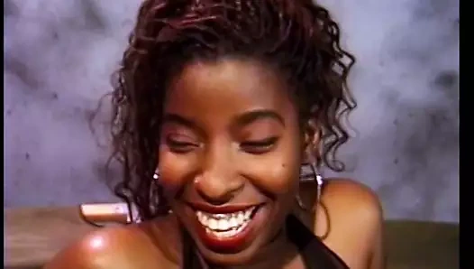 Dört sevimli abanoz fıstık zaman kaybetmez ve hapishane koğuşunda safir oyunların tadını çıkarır