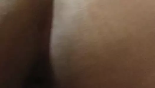 Hayranının isteği üzerine amına mastürbasyon yapıyor ve götünü gösteriyor.