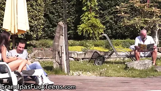 Erkek arkadaşım uzaktayken üvey dedeme her zaman sert binerim