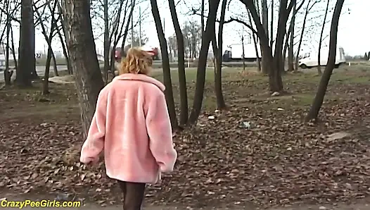 Kızıl saçlı evli kadın açık havada işiyor