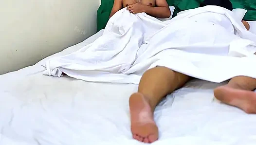 Üvey kız kardeş otel odasında aynı yatağı paylaşıyor