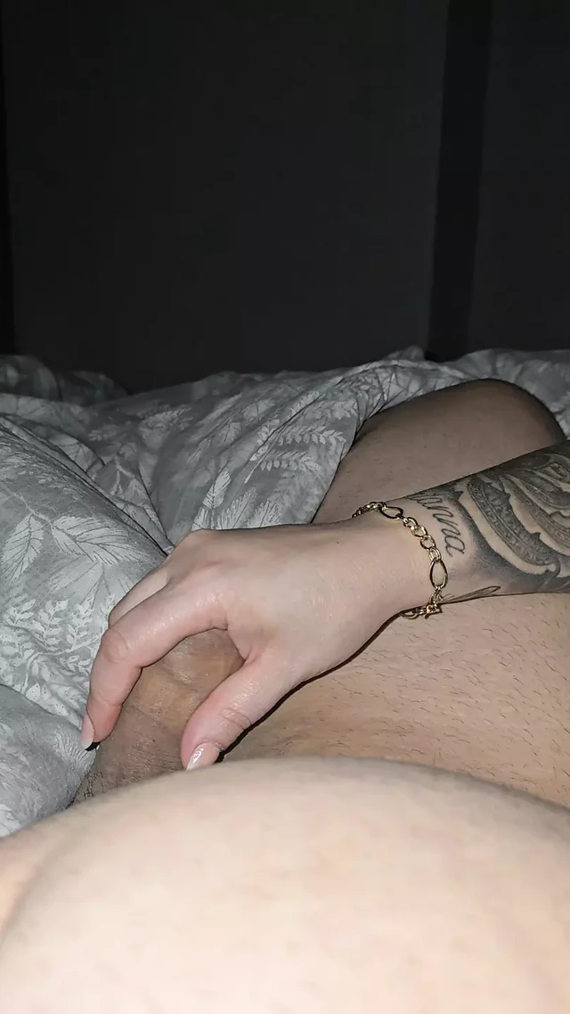 Üvey anne elini üvey oğlundan büyük yarakla alıyor