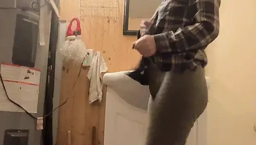 Hana Banyoda Amını Bir Bardak Su Ile Temizliyor