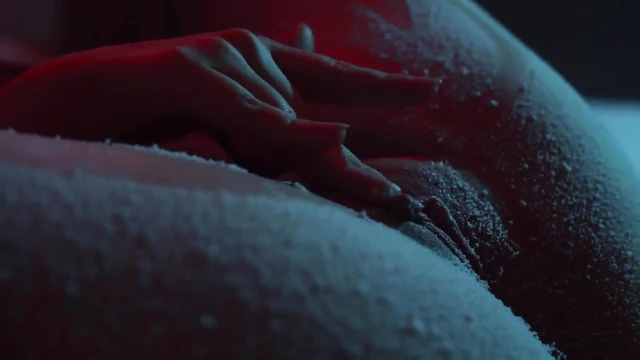 Göğüslerime ve amcığıma kar yağıyor - softcore Noel azdırma yakın çekim