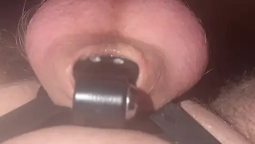 Bekaret kemeri içinde oğlan klitorisini ovuyor ve azdırıyor
