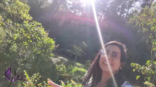 Parkta bir adamla tanıştım ve sonunda onu ormanda emdi ve becerdi!