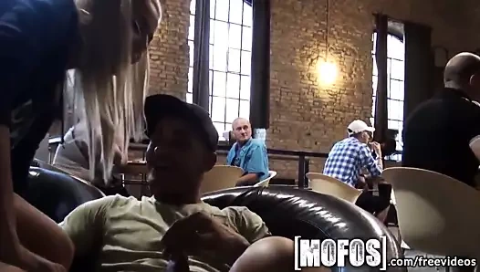 Mofos - halka açık kafede genç çift fuck