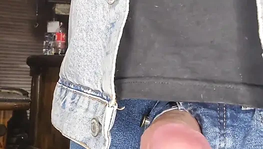 Motorcu piliç bana büyük boşalmaya yol açan sıkı bir elle muamele çekiyor