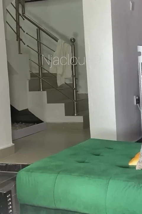 Beni seviyor ve yarağımın tadına bakmak istiyor