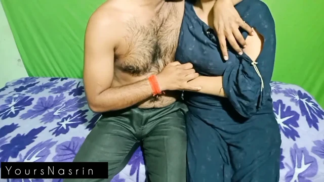 Yaramaz yenge yatakta sevgilisiyle sikiliyor.