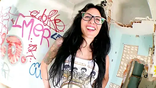 İspanyol esmer terk edilmiş harabelerde sikişiyor