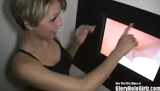 Büyük götlü minik memeli sürtük sikiş deliğinde emiyor ve sikişiyor