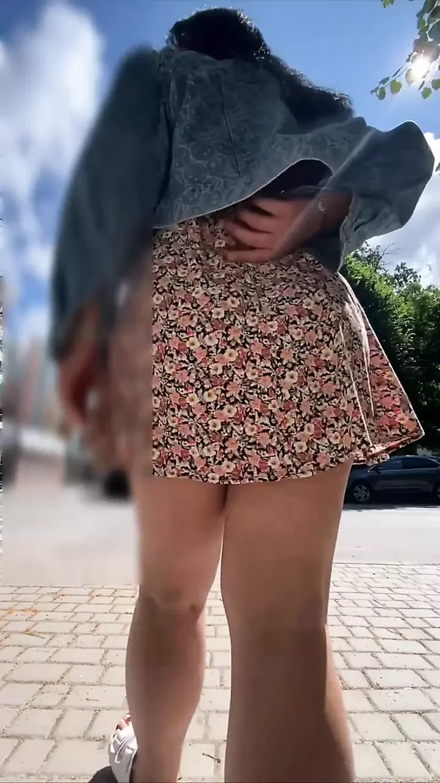 Orta yaşlı seksi kadın mağazada külotsuz dolaşıyor