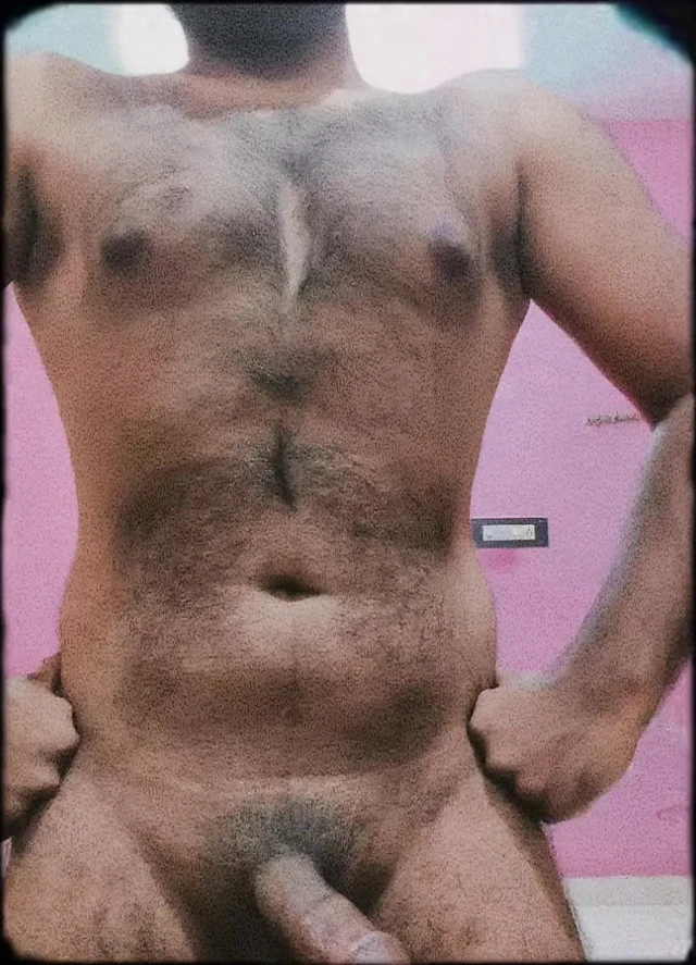 Hunk erkek mastürbasyon yapıyor ve yarakla oynuyor ve üvey kız kardeşini görüntülü görüşmede sikiyor