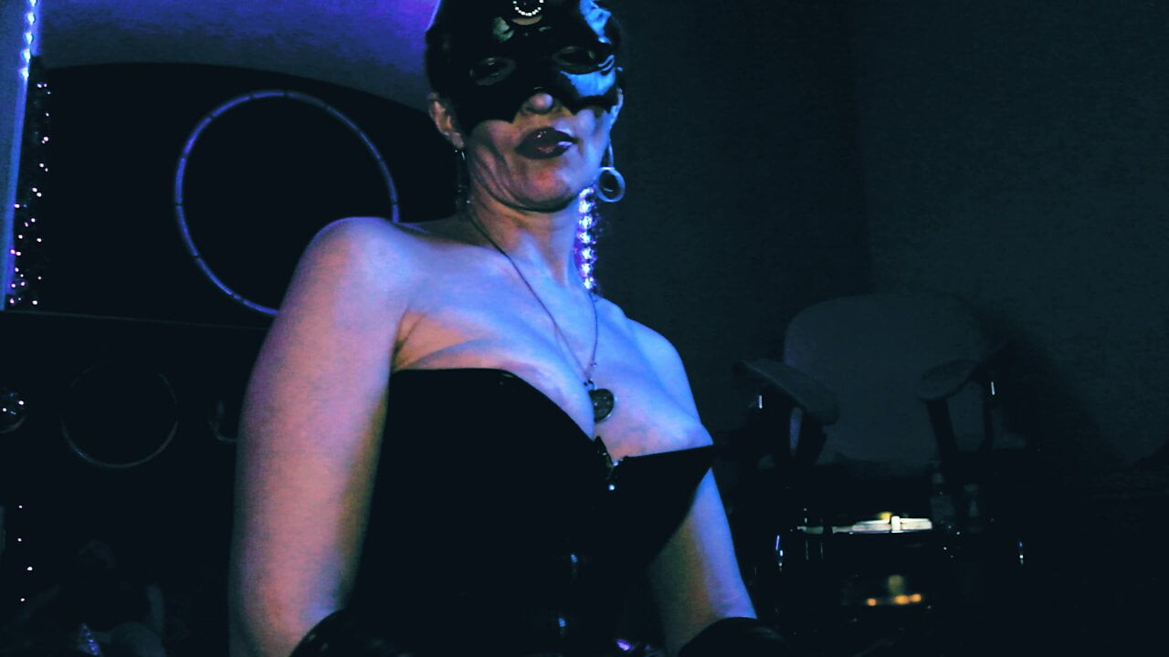Fetiş dominatrix metresi eva, milf deri tanrıça büyük bir yarak ile oynuyor, bdsm femdom