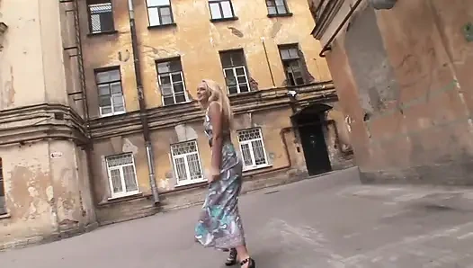 Sarışın ateşli kız iki azgın adamla üçlü sekse gitmeden önce sokakta teşhir ediyor ve işiyor