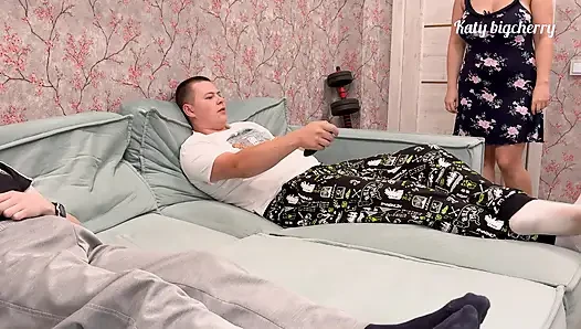 Üvey anne onları porno izlerken yakaladı