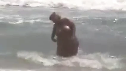 İri güzel kadın plajı