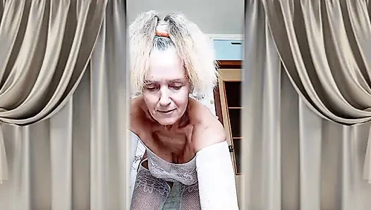 Ateşli ev hanımı Lukerya mutfakta açık şeffaf beyaz tulumla flört ediyor 2