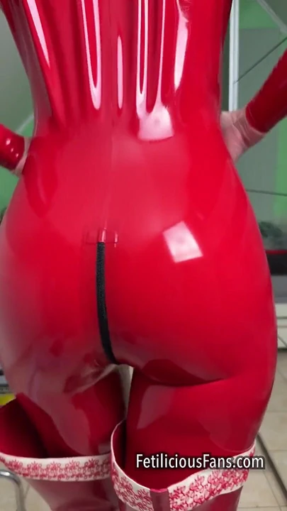 Поклоняйся твоей королеве латекса!