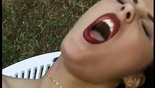 Azgın garson kadın masada yarak emdikten sonra amını siktiriyor