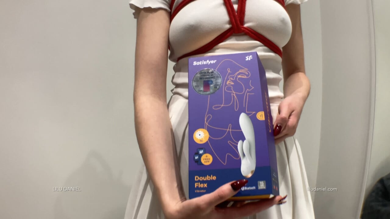 Kız öğrenci yeni vibratörün kutusunu açıp orgazm 🍆 olana kadar deneyin