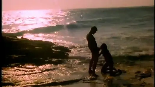 Şehvetli esmer okyanusta uzun sert yarağa biniyor