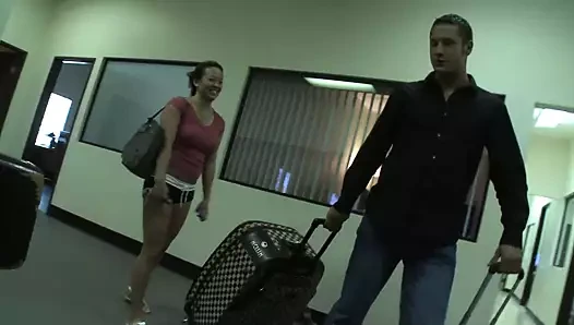 Asyalı fahişe Mia Lelani ateşli boşalmayı seviyor