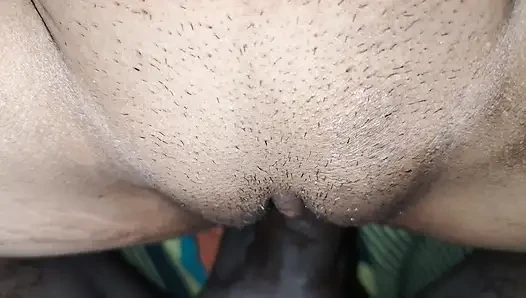 Üvey kız kardeş arkadaşlarının amını yalıyor ve sikişiyor