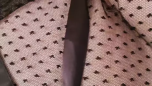 İri güzel kadın klitorisine iyi vakit geçiriyor