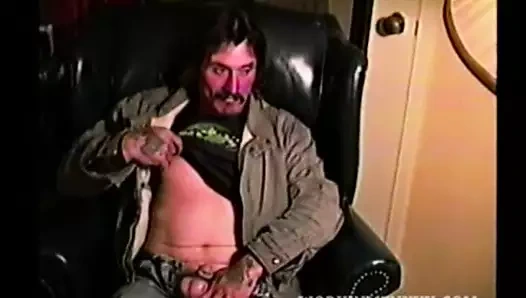 Amatör Larry dayak yiyor