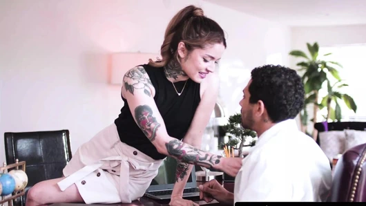 Doğurganlık doktoru müvekkilinin amını cum ile doldurur!