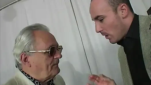 Seksi sarışın kız çift anal üçlü seks yapıyor