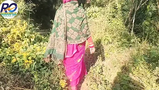 Eu fui dar um passeio na selva da vila desi e eu levantei meu saree e mostrei minha bunda, peitos e buceta e inseriu m